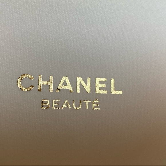 COPY - Chanel Beauty White and gold felt cosmetic pouch with zipper. 100% authe… - Picture 2 of 8